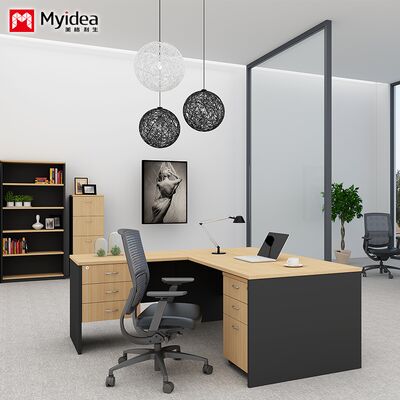 سفارشی سازی میز کاربری کلاسیک با کابینت ها، کشو ها، پر کردن و ذخیره سازی داده ها، کامپیوتر شرکت، میز اداری، میز مدیر